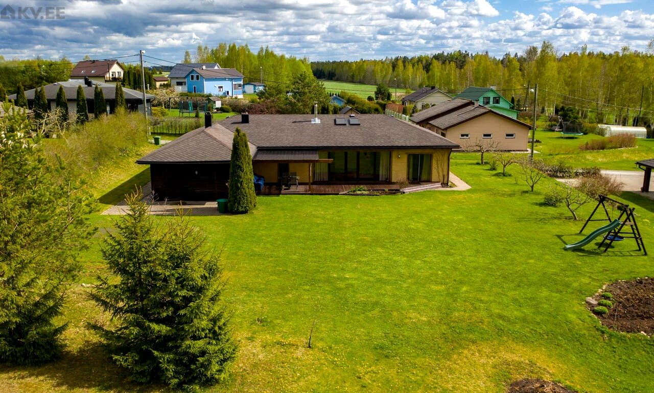 House exterior before renovation.