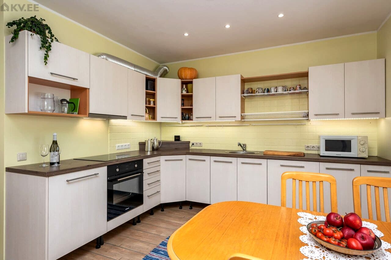 Kitchen before renovation.