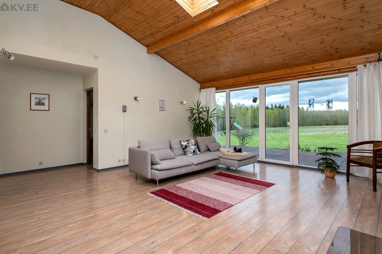 Living room and windows before renovation.